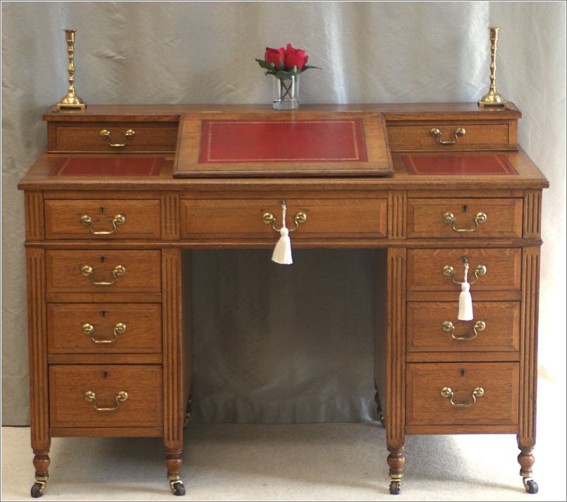 4025 Antique Oak Dickens Desk